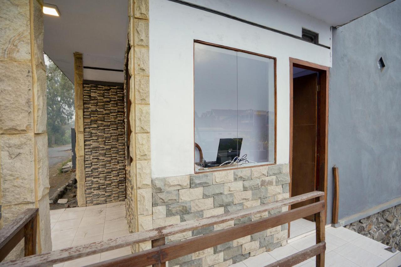 Oyo 2120 Pieter Homestay Bromo Probolinggo Bagian luar foto